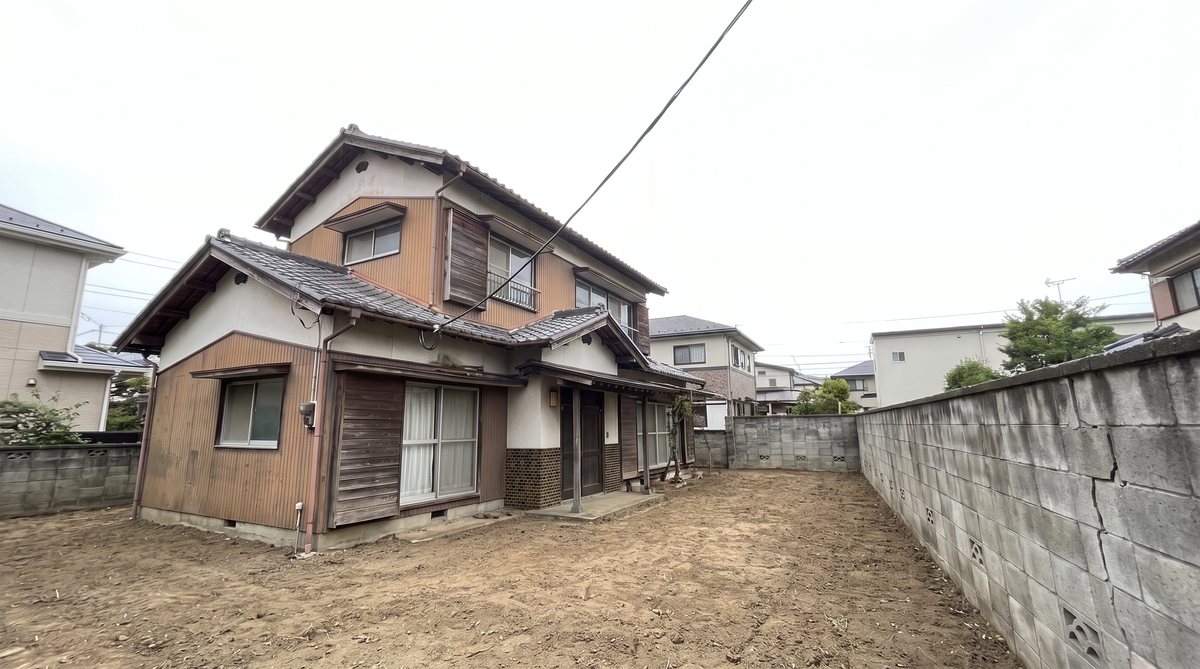 伐採後：木と根株を撤去し、整地した状態